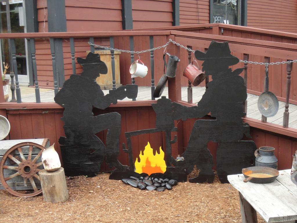 Old Towne Inne Chuckwagon Bar & Grill Boston Bar Exterior photo