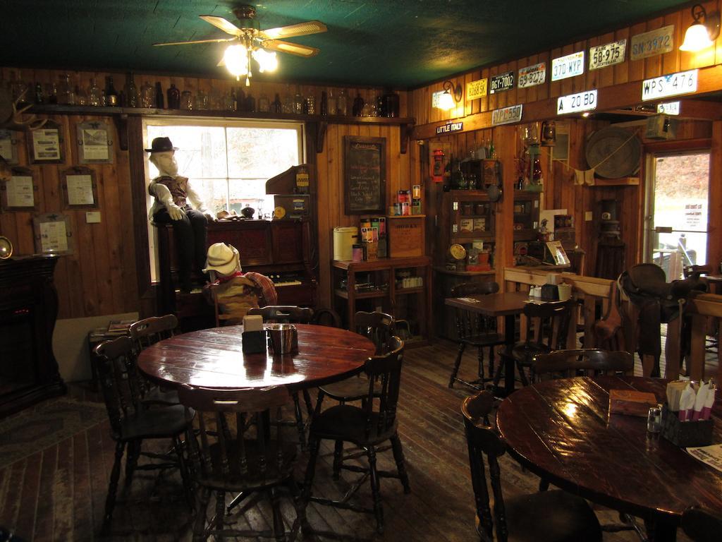 Old Towne Inne Chuckwagon Bar & Grill Boston Bar Exterior photo