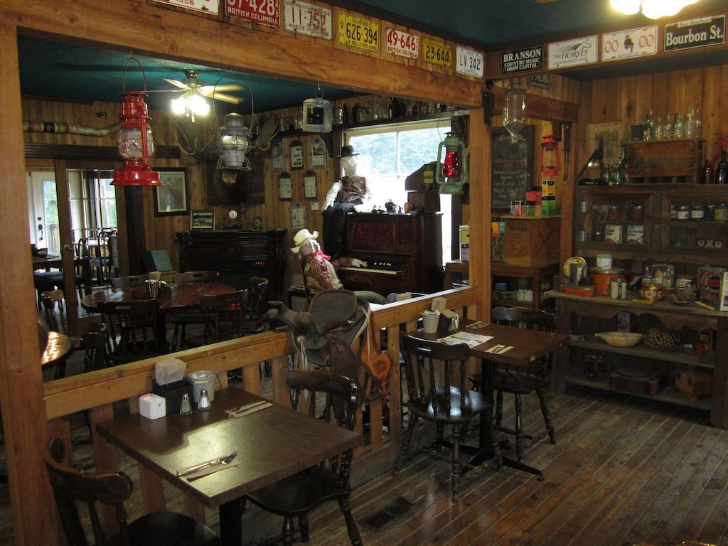 Old Towne Inne Chuckwagon Bar & Grill Boston Bar Exterior photo